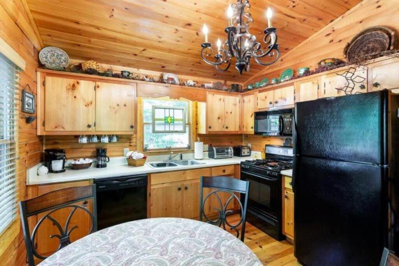 Вилла Mountain Spirit Cabin - Fireplace And Hot Tub Блу-Ридж Экстерьер фото